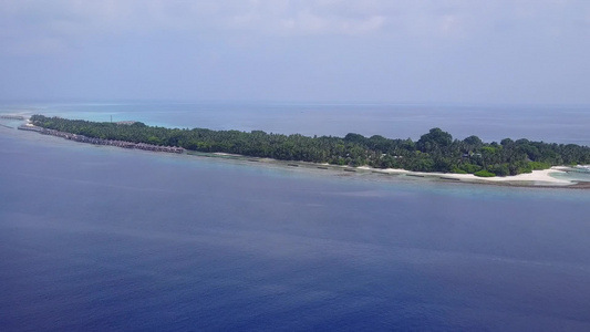 白沙背景蓝海异国海岸海滩时间的空中无人机海景视频