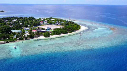 浅海和白沙背景下放松旅游海滩旅行的空中景观视频