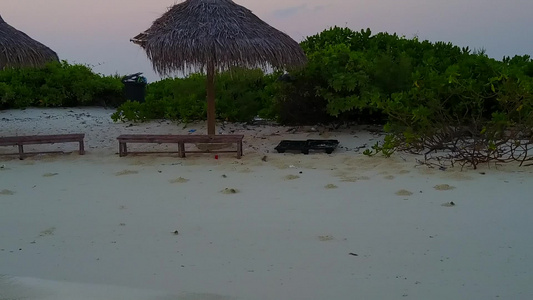 蓝水白沙背景下完美海岸线海滩之旅的空中景观视频