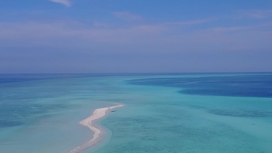 蓝水和白色沙滩背景的美丽海湾海滩度假景象无人驾驶飞机视频