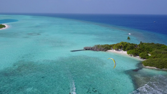 蓝水和白沙背景的奇异海湾海滩探险飞行无人驾驶飞机视频