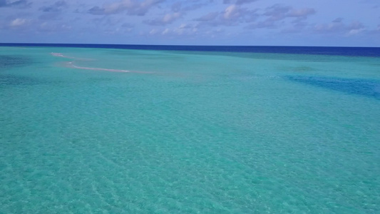 以白色沙滩背景的蓝色环礁湖为热带海岸线海滩度假提供视频