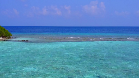 蓝绿水白沙背景下田园诗般的海岛海滩生活方式的空中无人机视频