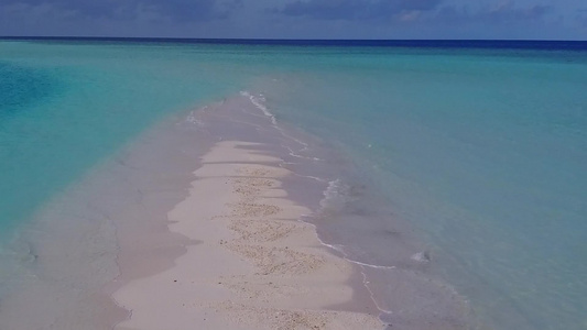 以白色沙滩背景为背景的蓝色水面环礁湖无人空中驾驶飞机视频