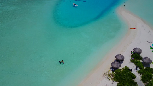 白沙底蓝绿水在热带海湾海滩度假的风景中进行空中观察视频