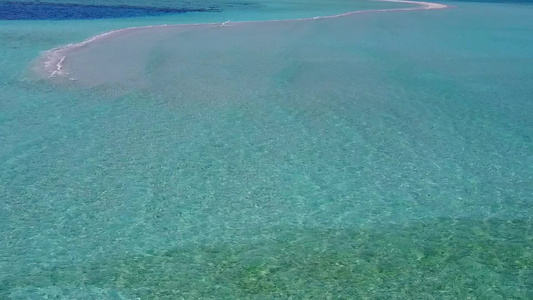 用白色沙滩背景的水蓝色水进行完美岛屿海滩冒险的无人机视频