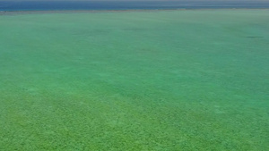 以浅海为伴有明沙背景的浅海进行宁静度假度假胜地海滩15秒视频