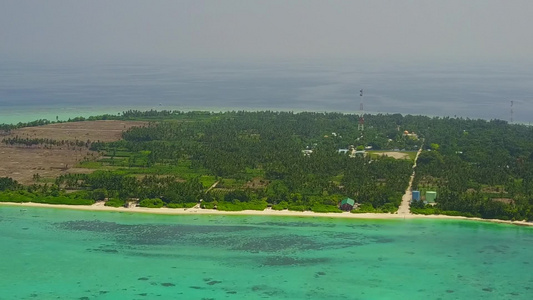 以蓝海和白沙背景航行的天堂岛海滩抽象空中无人驾驶无人驾驶视频