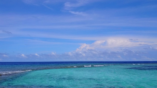 白沙背景蓝海完美度假海滩之旅的无人机景观旅游视频