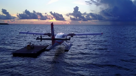 豪华岛屿海滩时间的空中无人驾驶飞机景观海平面和浅沙视频