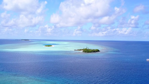 绿松石海和干净的沙质背景下热带海湾海滩时间的无人机11秒视频