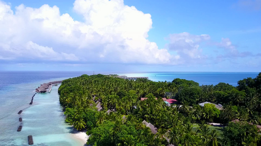 白沙背景蓝色泻湖宁静度假海滩空中旅游视频