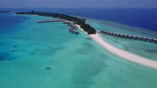 由绿绿海和白沙背景构成的海滨探险之旅自然性质视频