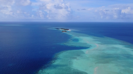 浅海和白沙背景下的海洋海滨海滩冒险无人机全景视频