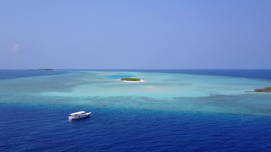 蓝水和白沙背景的旅游海滩视频