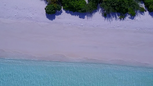 以蓝绿色海洋和白沙为背景的海上环礁湖海滩航行的海面视频