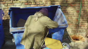 寻找食物和包装以回收利用的老无家可归男子的后视线24秒视频