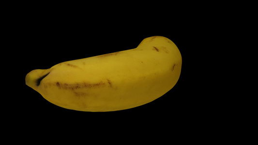 黑色背景的旋转香蕉02a翻滚视频