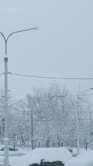 国外寒冬清晨城市道路厚厚的积雪缓慢行驶16秒视频