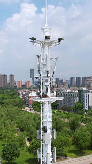 航拍城市蓝天白云晴朗天空街头无线信号电信5G接收器信号塔数码科技素材信号素材65秒视频