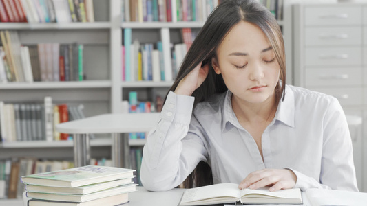 在图书馆学习时睡着的年青亚洲女子女学生视频