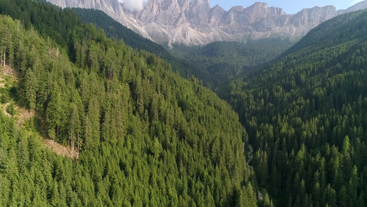 意大利多洛米蒂山脉圣马格达莱纳圣马达莱纳瓦尔迪富内斯视频