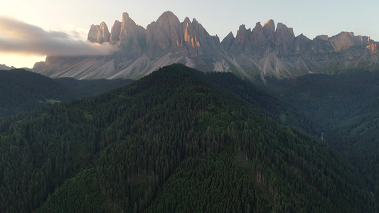 意大利多洛米蒂山脉圣马格达莱纳圣马达莱纳瓦尔迪富内斯视频
