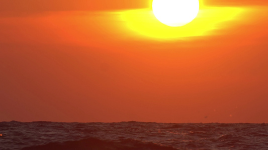 大太阳的日出时间随着云层而消逝海浪的地平线视图视频