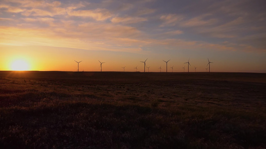 美国爱达荷州日落时的风力涡轮机风力涡轮发电机的风景视频
