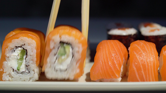 日耳曼传统食物寿司卷花生酱配有鲑鱼和奶酪视频