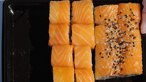寿司卷配有鲑鱼和奶酪17秒视频