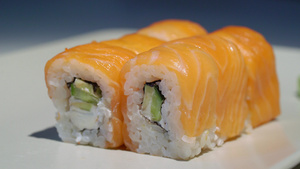日耳曼传统食物寿司卷花生酱配有鲑鱼和奶酪17秒视频