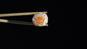 传统食物寿司卷和鲑鱼10秒视频