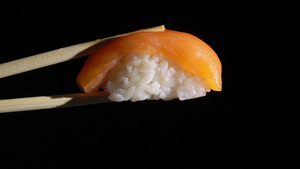 传统食物寿司卷和鲑鱼8秒视频
