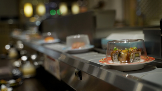 电传带上的寿司和日本食品视频