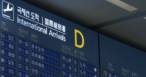 抵达汉城机场的国际人员航班飞行日程安排18秒视频