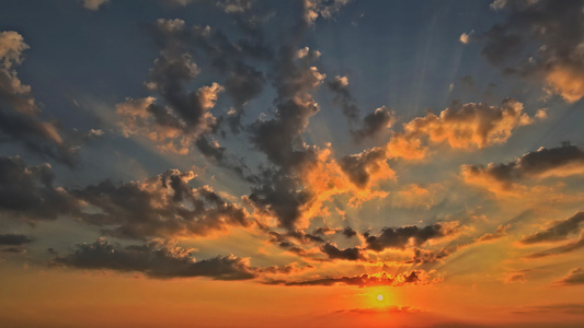 美丽的大太阳光束橙色夕阳天空戏剧化夜晚的黄昏日落时空视频