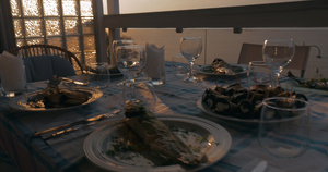 日落时分在密西西米亚格雷斯晚餐桌边吃着煮熟的鱼17秒视频