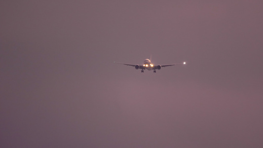 飞机在日落时从海面上接近视频