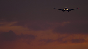 飞机在日落时从海面上接近20秒视频
