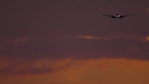 飞往机场的班机正从海面上飞过黄天空21秒视频