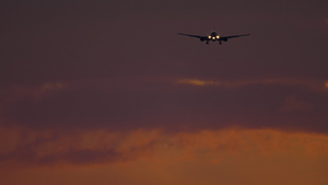 飞机在日落时从海面上接近20秒视频