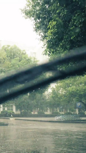 下雨天雨滴打落挡风玻璃上汽车雨刷升格视频下雨天升格视频视频