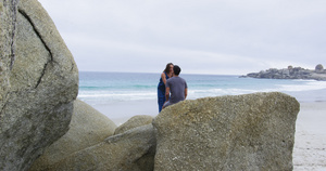 南非开普敦沙滩上亲吻的情侣18秒视频