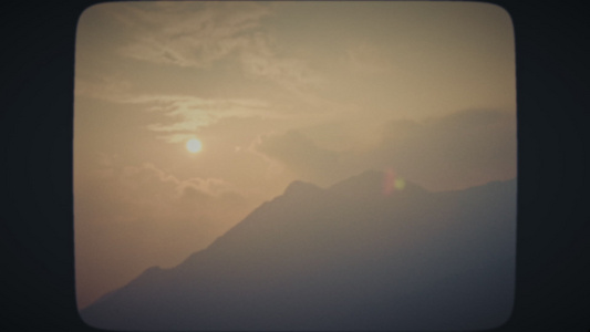 山峰后日落视频