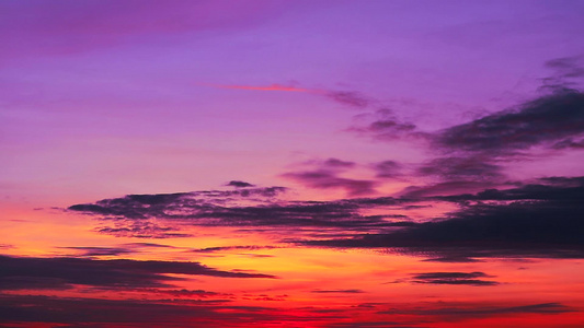 黑暗的紫色日落天空和阳光照亮在太阳月光下橙色云上视频