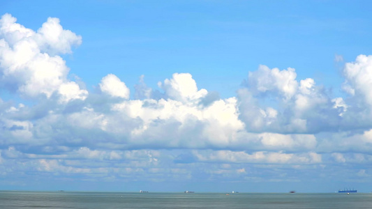 纯蓝天空白云在海平面时间失效时从左向右移动视频