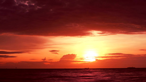 红日落橙色天空和暗红云在海上飘扬10秒视频