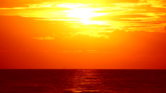 红橙色黄云在天空时间折叠时日返日落视频