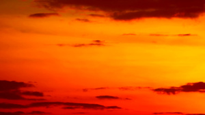 红天空下暗橙色云朵的阳光日落15秒视频